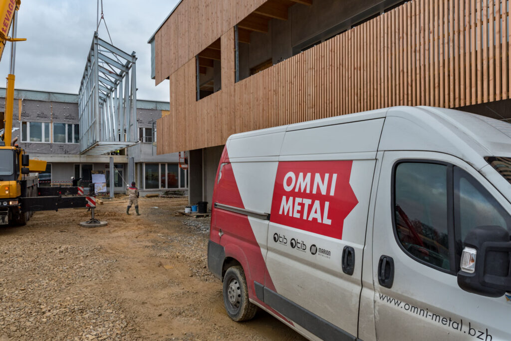 Pose d'une passerelle métallique au collège de Guipry-Messac en 2020