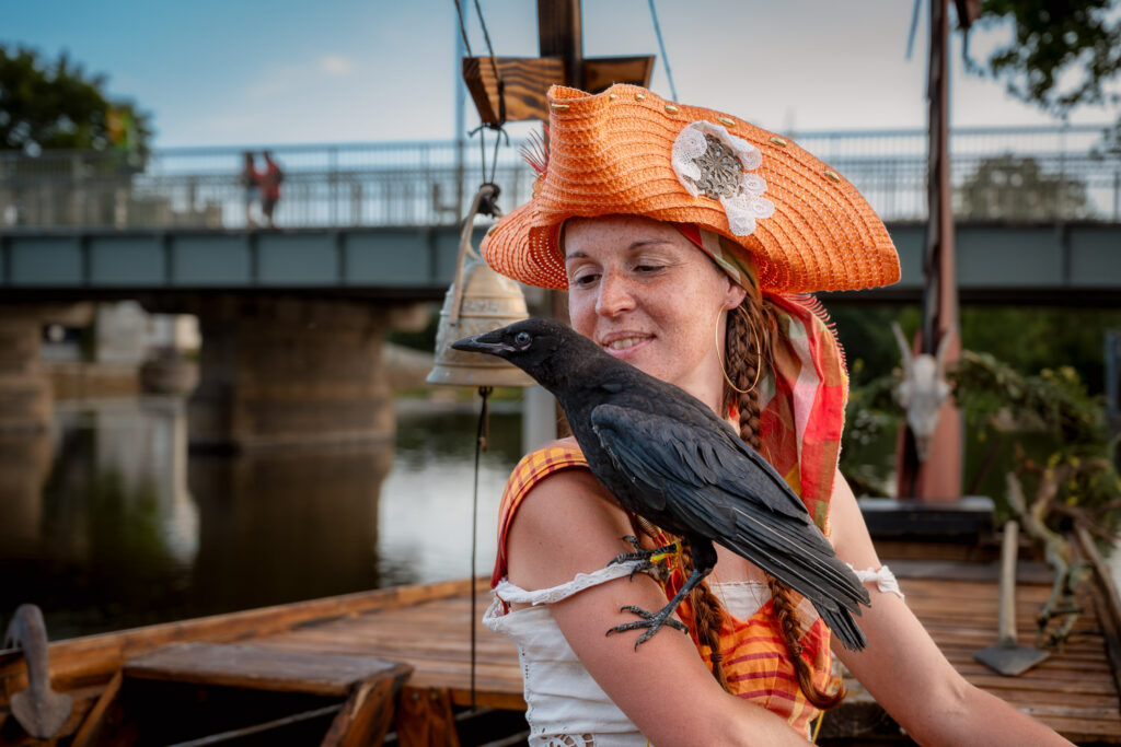 Femme déguisée en pirate avec un corbeau sur l'épaule à Guipry-Messac