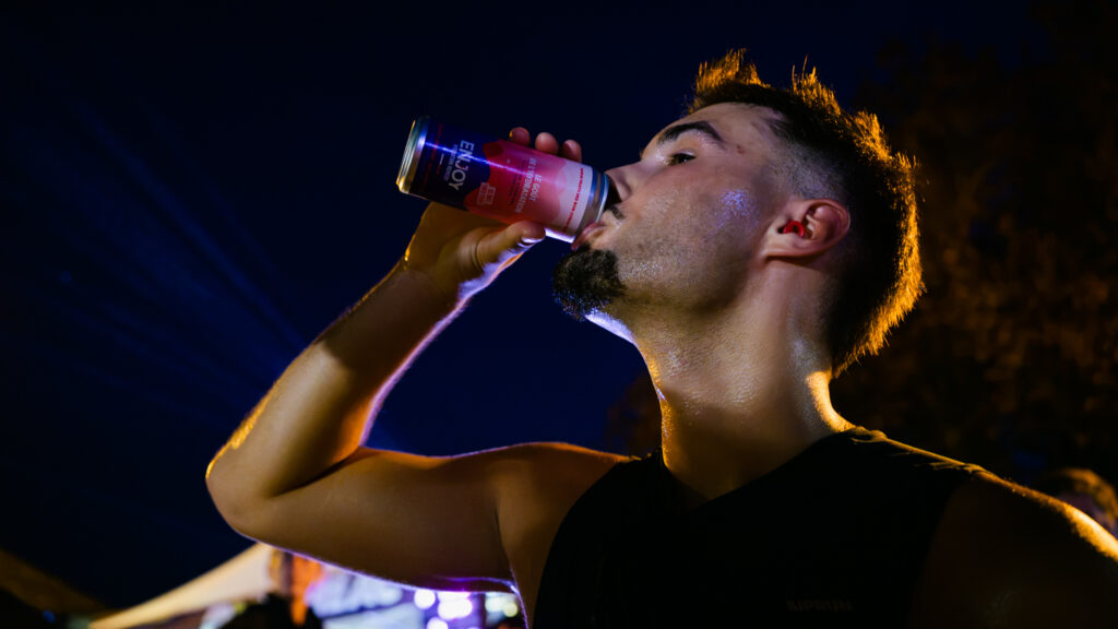 Coureur de la Speed Lohéacienne avec boisson rehydratante "Enjoy" à Lohéac