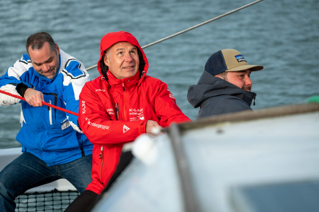 Portrait d'équipe tirant la même corde lors d'un séminaire pro dans le Golfe du Morbihan