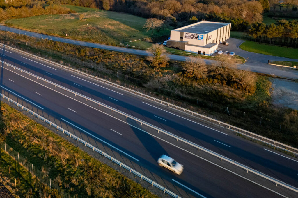 Atelier d'usinage mécanique vu depuis un drone