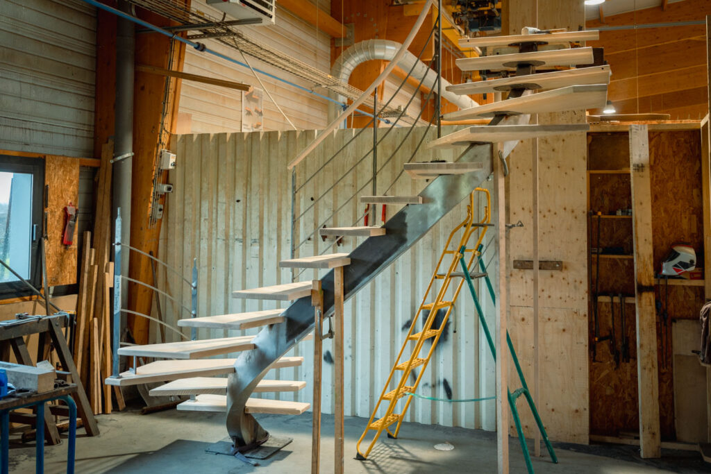 Escalier bois metal en cours de montage à St Aubin du Cormier