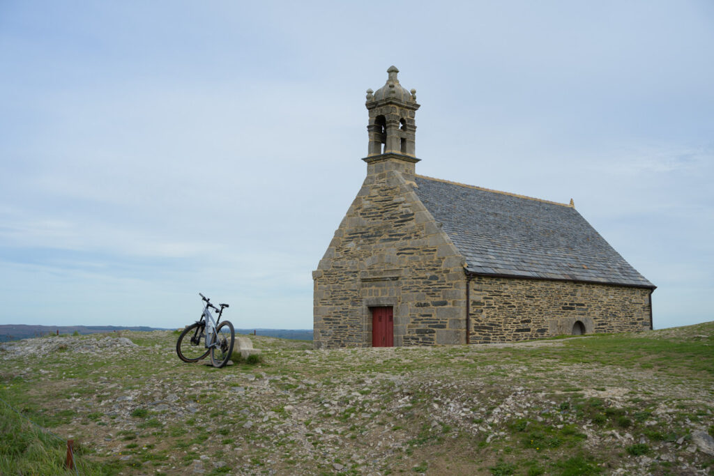 Chapelle Saint-Michel de Brasparts avec vélo garé devant