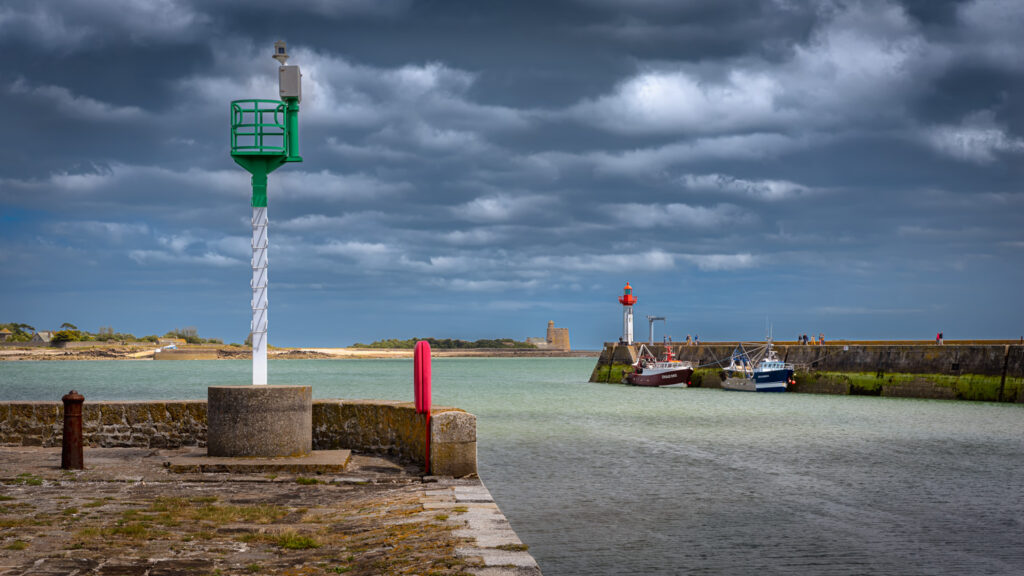 Bâteaux de pêche à Saint-Vaast-la-Hougue avec l'île de Tatihou en arrière plan