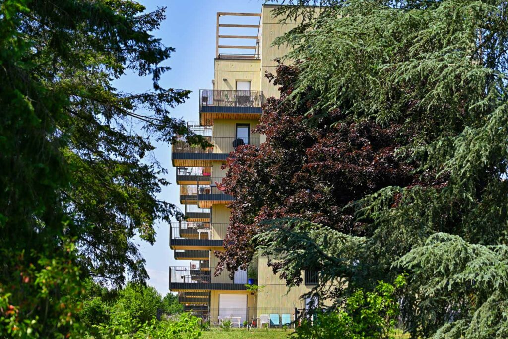 Réalisation de balcons métalliques suspendus dans la commune de Chantepie
