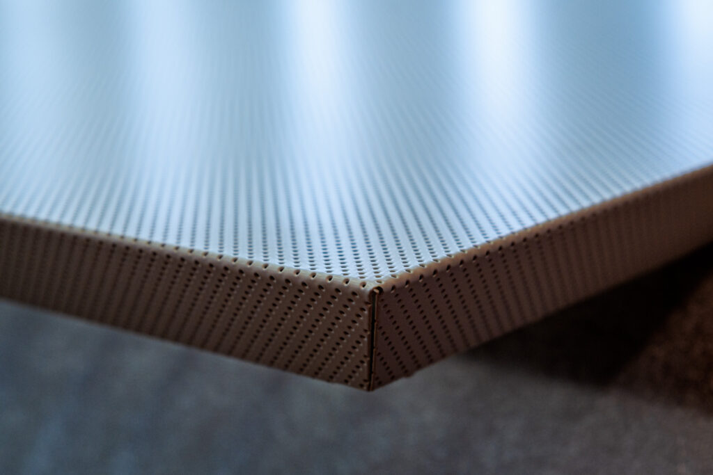 Détail d'un panneau accoustique thermolaqué à Chantepie