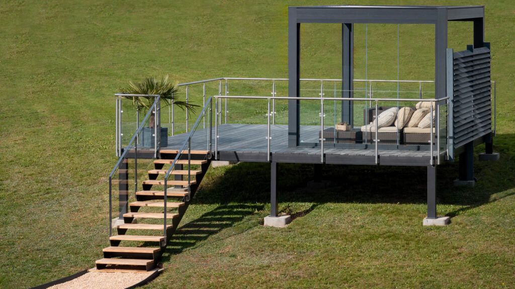 Pergolas et terrasse réalisée par les entreprises Hallou Escaliers et Maison Aubin à St Aubin du Cormier