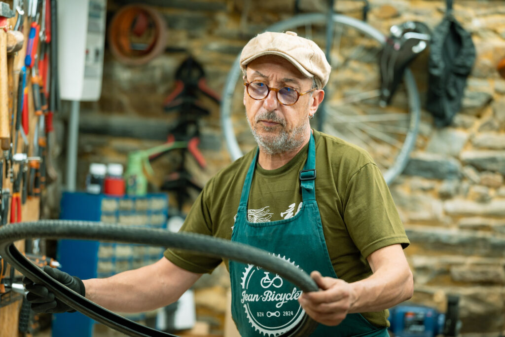 Réparateur de vélo Jean-Bicyclette au travail dans son atelier à Guipry-Messac