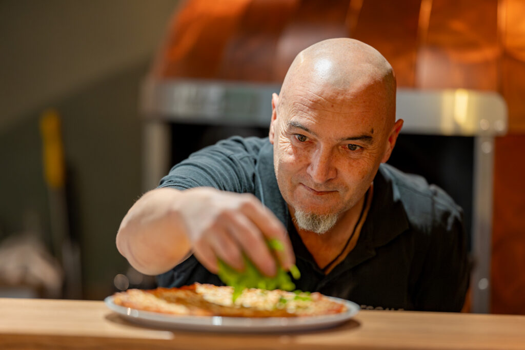 Pizzaiolo au travail à Guipry-Messac
