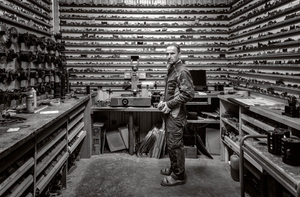 Technicien affuteur dans son atelier à Guenin