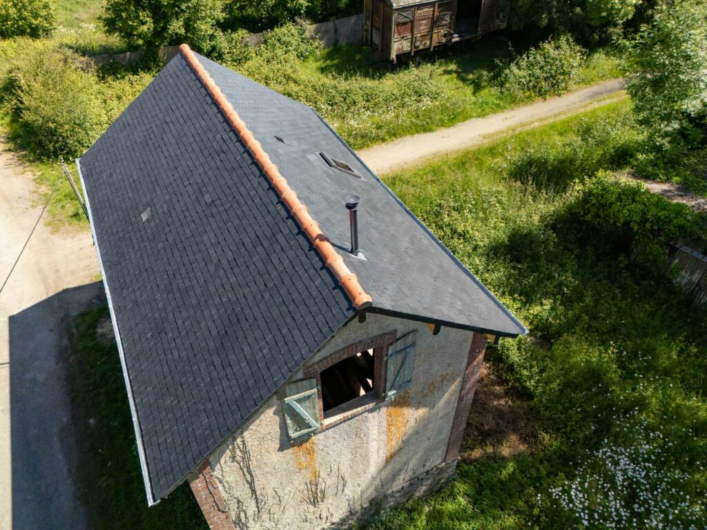 Vue d'une maison avec la toiture entièrement refaite à Guipry-Messac