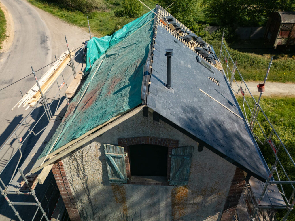 Deux de toiture avant et pendant les travaux de couverture à Guipry-Messac