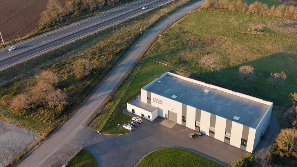 Atelier d'usinage vu du ciel à Renac
