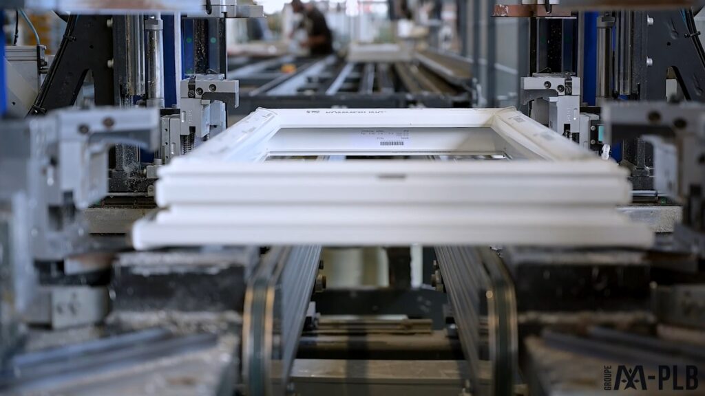 Vidéo d'un atelier de fabrication de fenêtres à Plouenan